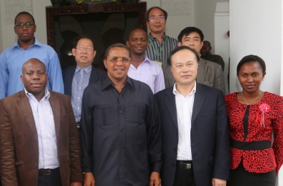 坦桑尼亞總統(tǒng)與鑫海董事長(zhǎng)合影留念 坦桑尼亞總統(tǒng)與鑫海董事長(zhǎng)合影留念