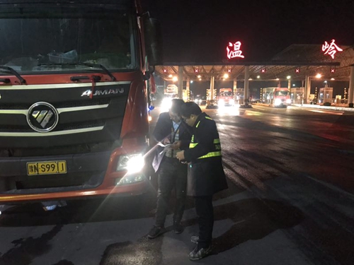 20190315圖為楊相暖幫助司機解疑1_副本_副本.jpg