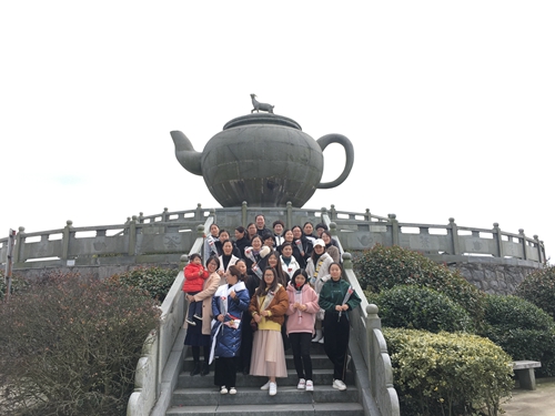 圖為女職工在羊巖山景區留影(夏蓮萍攝)_副本.jpg