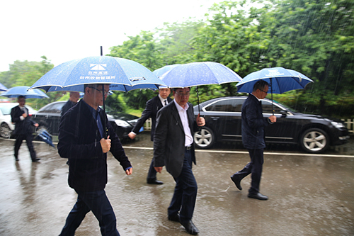 冒雨前往.jpg
