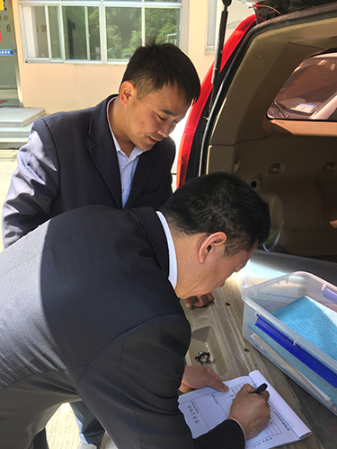 盧祖理副所長與林業局簽交接單林玲攝1.jpg
