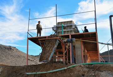 經(jīng)脫水后板框壓濾機(jī)排出的濾餅 經(jīng)脫水后板框壓濾機(jī)排出的濾餅